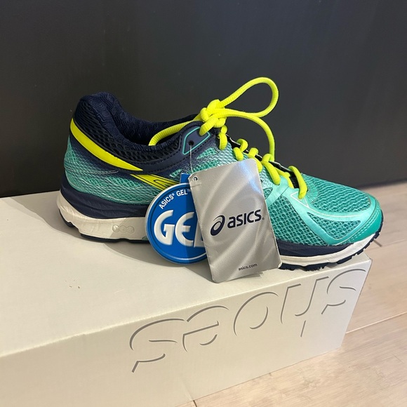 Brand new (with tags) Asics running shoe - Picture 2 of 3